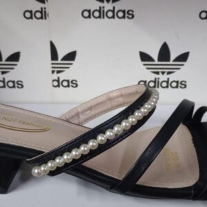 Summer Latest Design Trend Fashion Shoes Flat Beautiful Woman Pearl Sandals from size 37 to 42 (below price is for 20 pairs)Goods in Tanzania