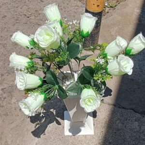 A whole the vase and the artificial plants+vase deco(Goods in Kenya)