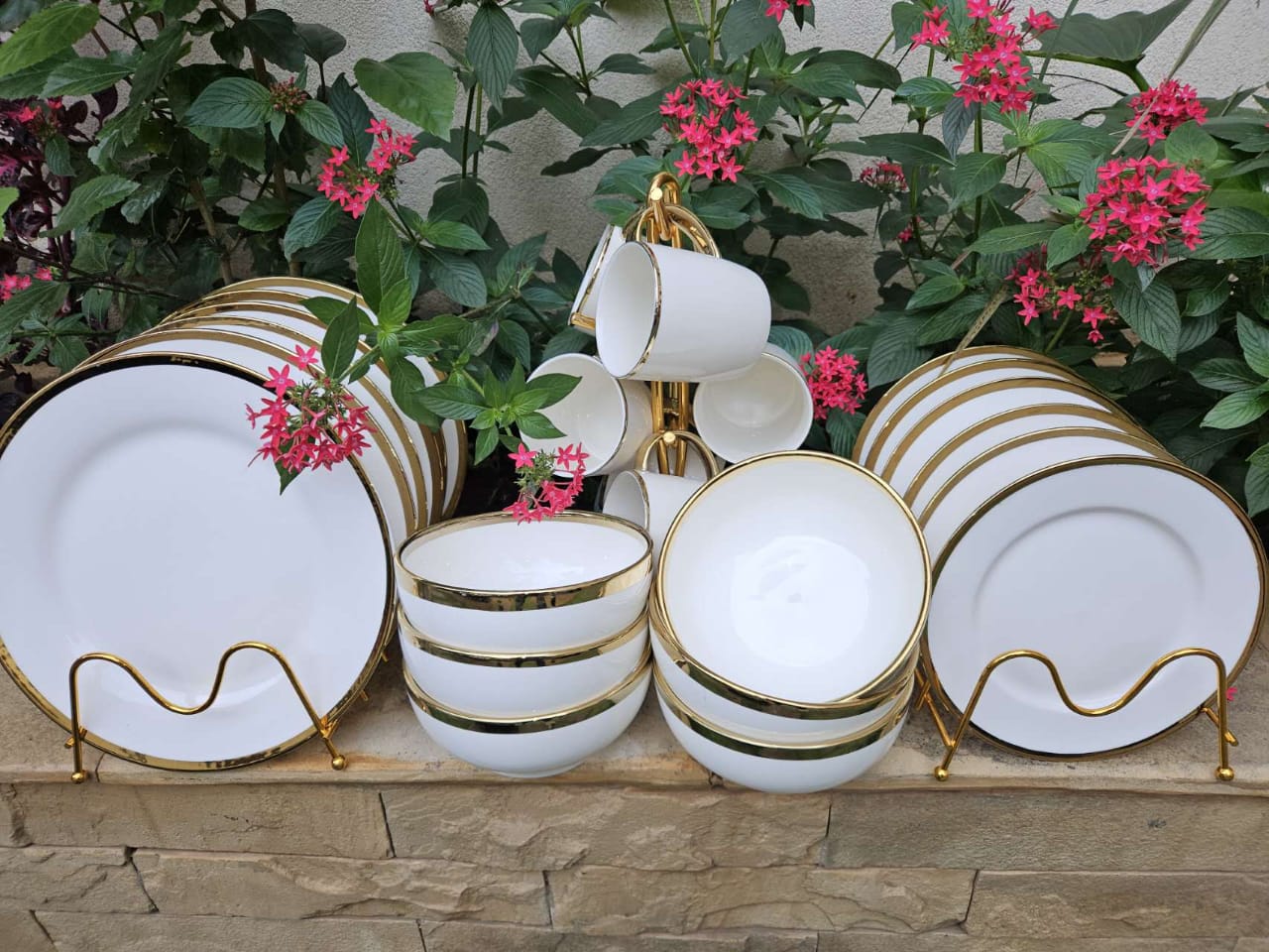 24 pcs gold white dinnerset ~6 plates ~6 side plates ~6 bowls ~6 cups