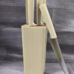 New In‼️‼️‼️6 pcs kitchen knife set inclusive of an acryl stand✨