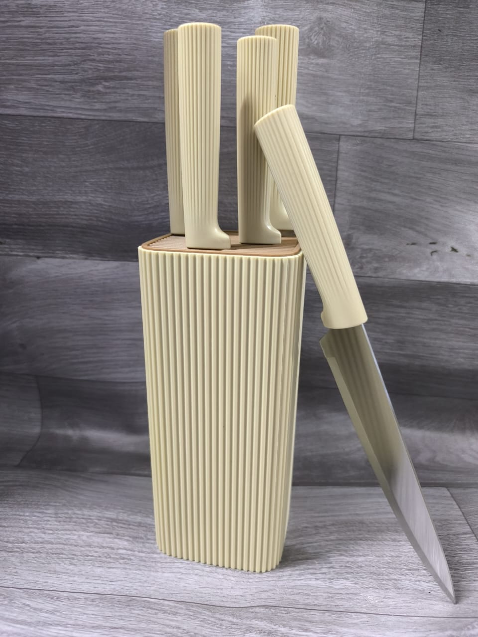 New In‼️‼️‼️6 pcs kitchen knife set inclusive of an acryl stand✨